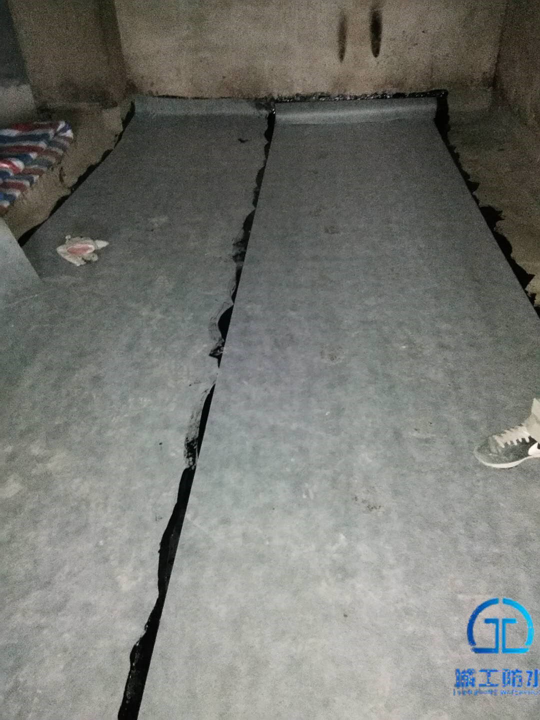 非固化沥青防水涂料+高分子防水卷材施工