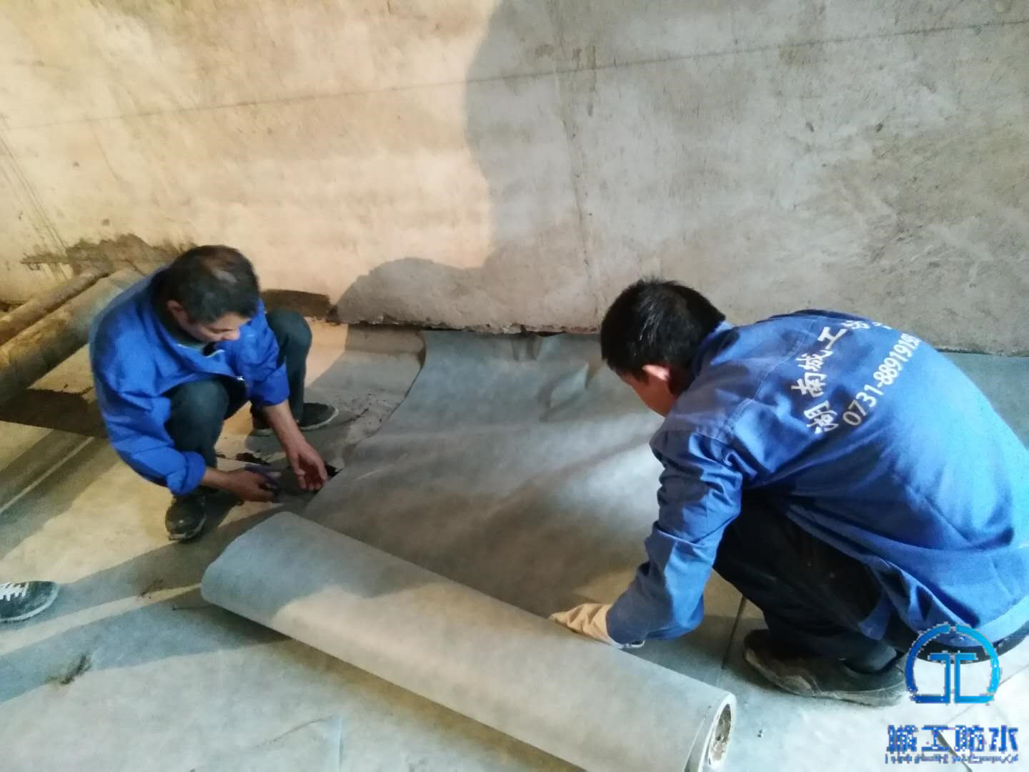 非固化沥青防水涂料+高分子防水卷材施工